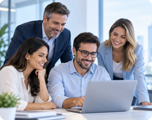 Equipe da Natela Web reunida em frente a um notebook